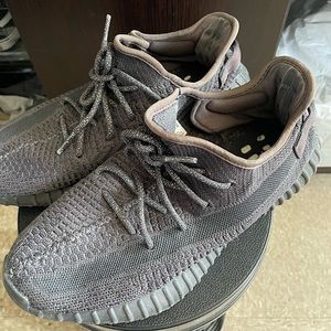 Yeezy 350 V2 Black Non Reflective size 9.5